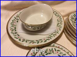 (17)PcsLenox Christmas Holiday Holly Berry Wreath Gold Trim China Dinner Set