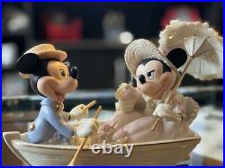 Lenox mickey and Minnie, color white and gold, great condition
