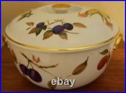 Royal Worcester Fine Porcelain Evesham Gold Trim China-4 piece set