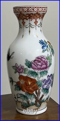 VTG 1950's Chinese Hand Painted Famille Rose Gold Rim Porcelain Vase 6.5 Tall