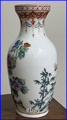 VTG 1950's Chinese Hand Painted Famille Rose Gold Rim Porcelain Vase 6.5 Tall