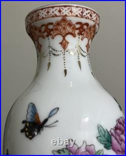 VTG 1950's Chinese Hand Painted Famille Rose Gold Rim Porcelain Vase 6.5 Tall