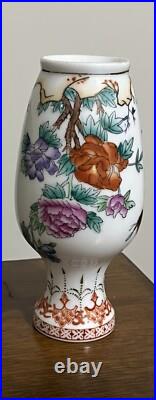 VTG 1950's Chinese Hand Painted Famille Rose Gold Rim Porcelain Vase 6.5 Tall