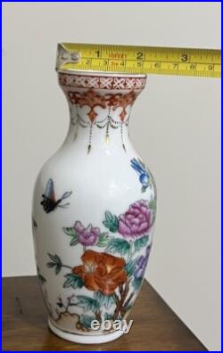 VTG 1950's Chinese Hand Painted Famille Rose Gold Rim Porcelain Vase 6.5 Tall