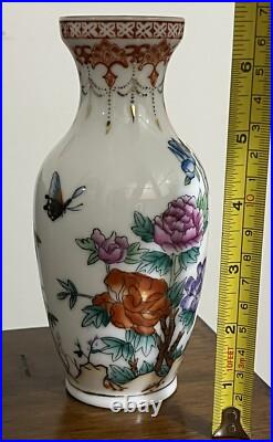 VTG 1950's Chinese Hand Painted Famille Rose Gold Rim Porcelain Vase 6.5 Tall