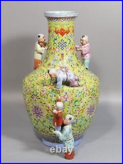 W Beautiful Chinese famille rose porcelain gilded vase