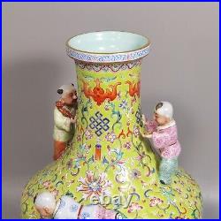 W Beautiful Chinese famille rose porcelain gilded vase