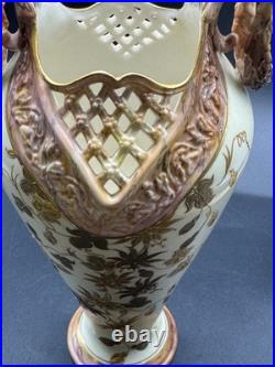 Wonderfull 9 Worcester Royal China Works vase with Reticulated Side Panel
