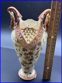 Wonderfull 9 Worcester Royal China Works vase with Reticulated Side Panel