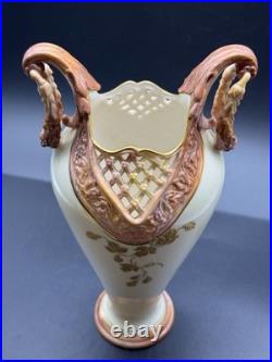 Wonderfull 9 Worcester Royal China Works vase with Reticulated Side Panel