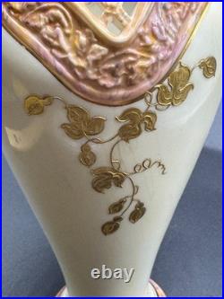 Wonderfull 9 Worcester Royal China Works vase with Reticulated Side Panel